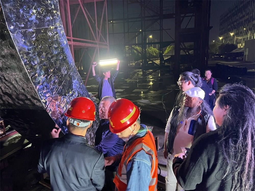 林崗（右二）和團(tuán)隊(duì)查看主火炬制作進(jìn)度。受訪者供圖