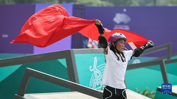 9月27日，崔宸曦在賽后慶祝奪冠。當(dāng)日，在錢塘輪滑中心舉行的杭州亞運(yùn)會(huì)女子街式?jīng)Q賽中，中國(guó)選手崔宸曦以242.62分的成績(jī)奪得冠軍，曾文蕙獲得亞軍，日本選手伊藤美優(yōu)獲得季軍。新華社記者 潘昱龍攝