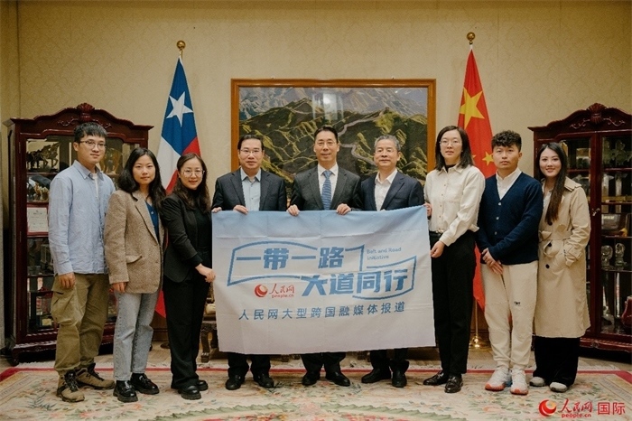 牛清報(bào)大使（中）與人民網(wǎng)、人民日?qǐng)?bào)社記者合影。 人民網(wǎng)記者 張若涵攝