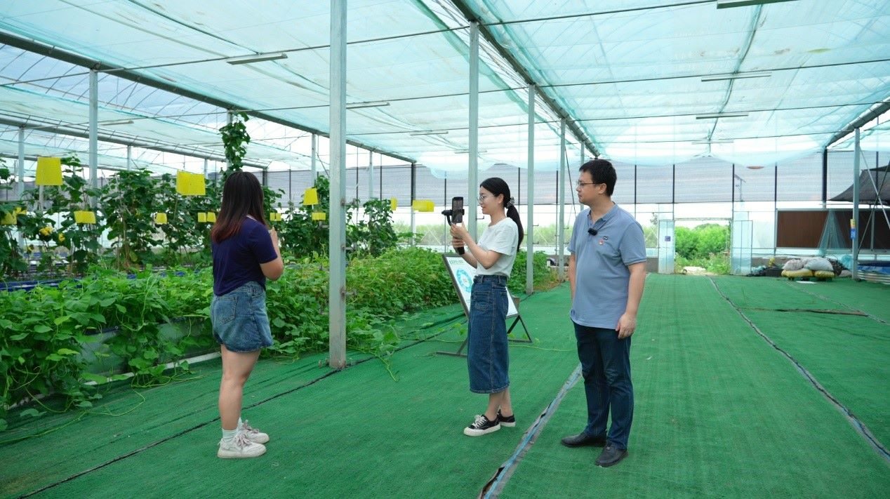 學(xué)生們正在現(xiàn)場(chǎng)直播。受訪單位供圖