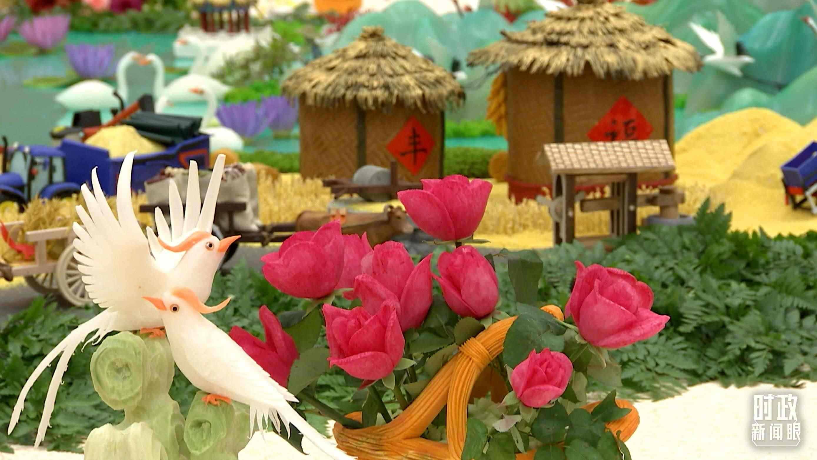 △宴會(huì)廳內(nèi)，節(jié)日氛圍濃郁。