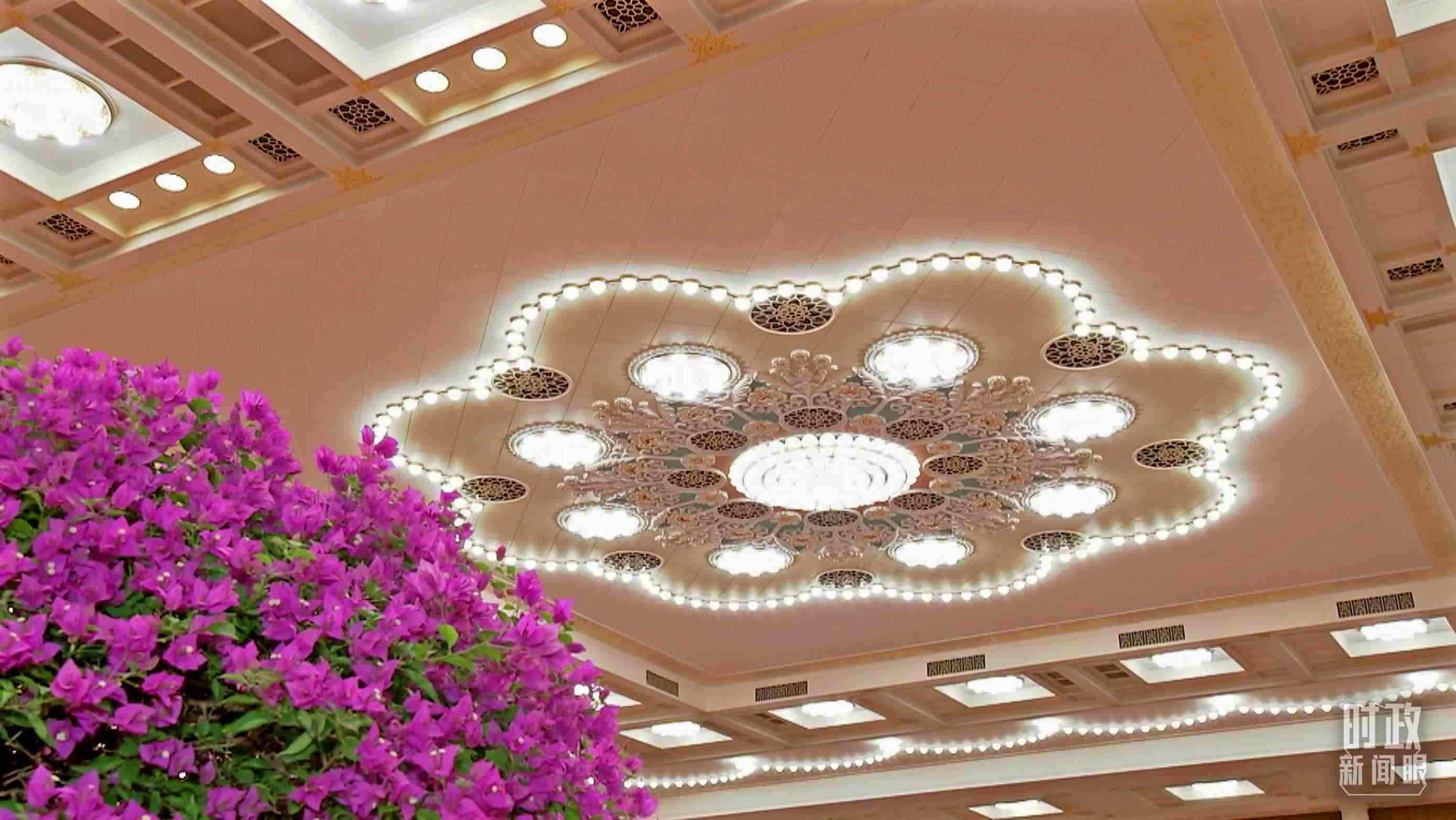 △人民大會(huì)堂宴會(huì)廳，華燈璀璨、鮮花綻放。