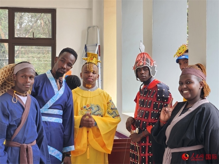28日，肯尼亞內(nèi)羅畢大學(xué)孔子學(xué)院舉行“詩(shī)劇頌中秋，中肯共月明”中秋慶典，情景劇《嫦娥奔月》部分演員合影。人民網(wǎng)記者 黃煒鑫攝