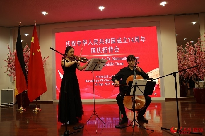 青年音樂家為來賓們現(xiàn)場演奏《我和我的祖國》。人民網(wǎng)記者 劉仲華攝