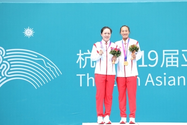 9月29日，鄭欽文(右)和朱琳在頒獎(jiǎng)儀式上合影。當(dāng)日，在杭州亞運(yùn)會(huì)網(wǎng)球女子單打決賽中，中國(guó)代表團(tuán)選手鄭欽文2:0戰(zhàn)勝隊(duì)友朱琳奪得冠軍。人民網(wǎng)記者 李乃妍攝
