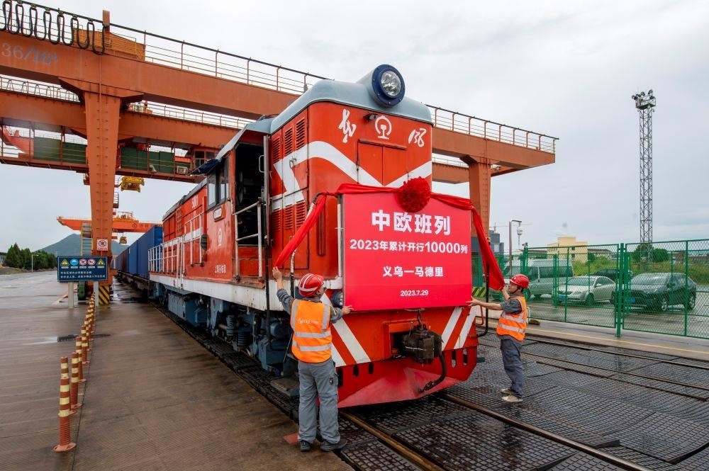 △2023年7月29日，滿載110個標(biāo)箱出口貨物的X8020次中歐班列從浙江義烏西站準(zhǔn)備啟程。
