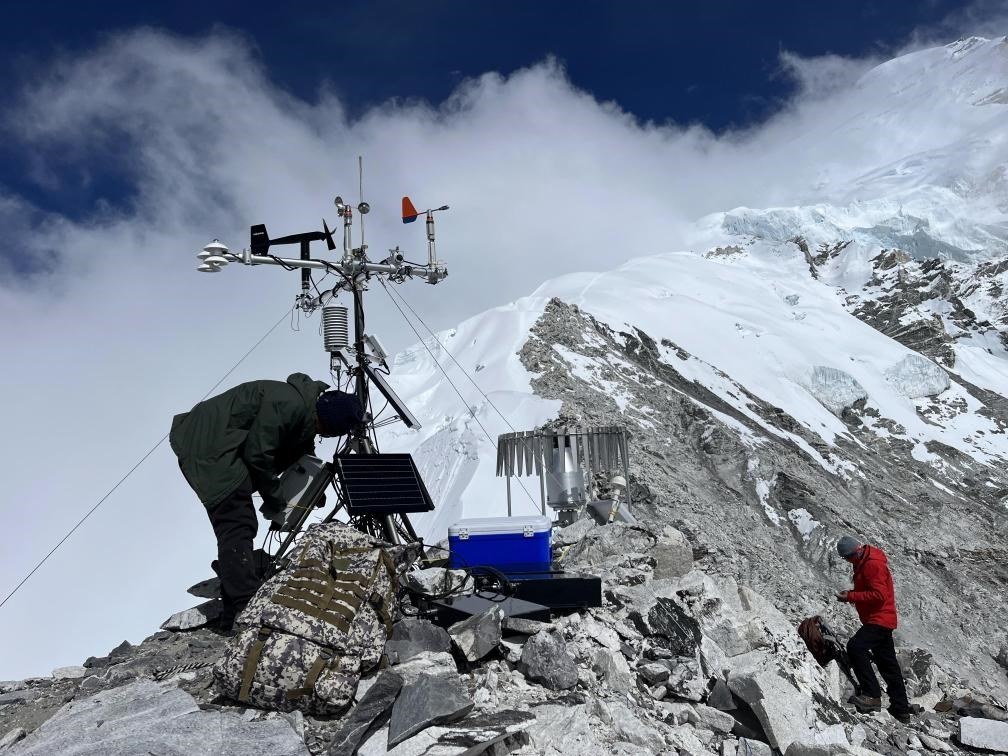 科考隊員在海拔6450米架設自動氣象站（9月25日攝）。（圖片由第二次青藏科考隊科考隊員提供）