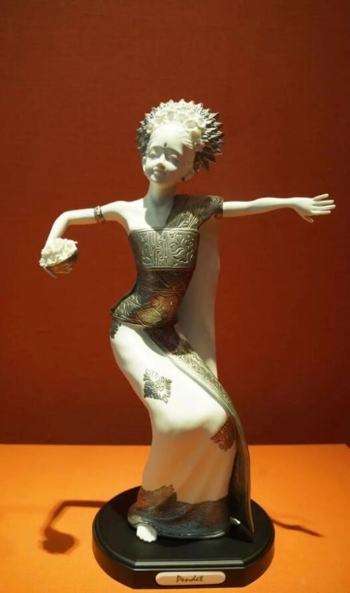 2013年10月，時(shí)任印度尼西亞總統(tǒng)蘇西洛贈(zèng)送習(xí)近平主席的鑲錫瓷塑舞者。