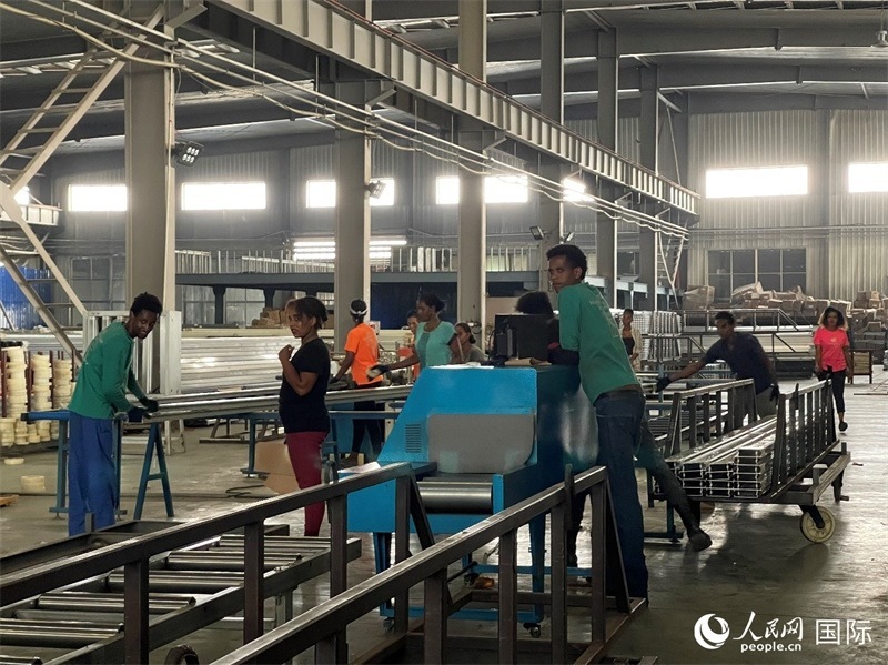 東方工業(yè)園華嘉鋁業(yè)生產(chǎn)車間。人民網(wǎng)記者 趙艷紅攝