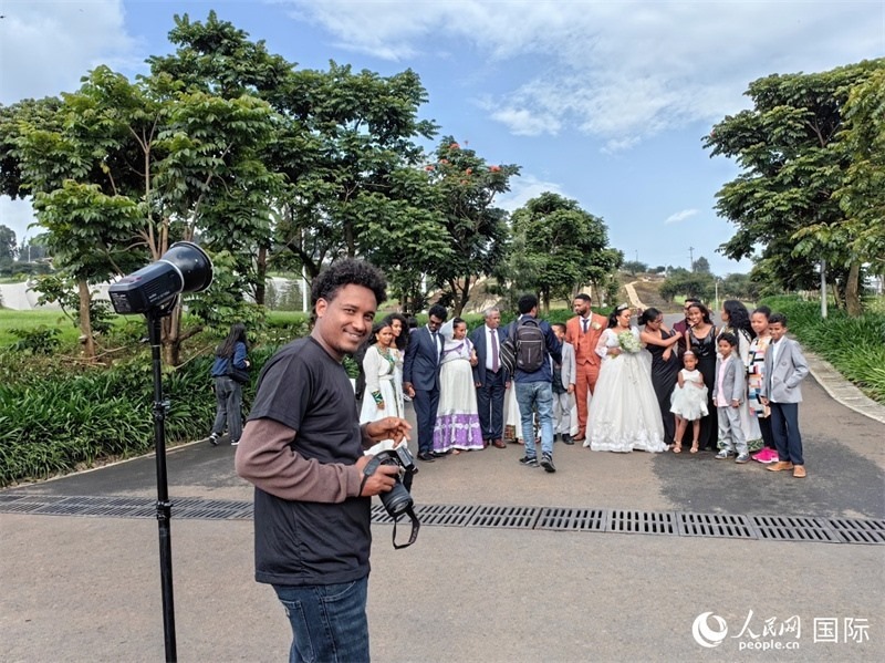 一對新人和親友在亞的斯亞貝巴友誼廣場合影。人民網(wǎng)記者 陳星星攝