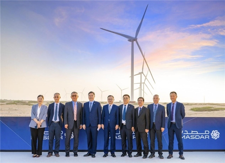 中方建設(shè)者在風(fēng)電場合影。中國電建供圖