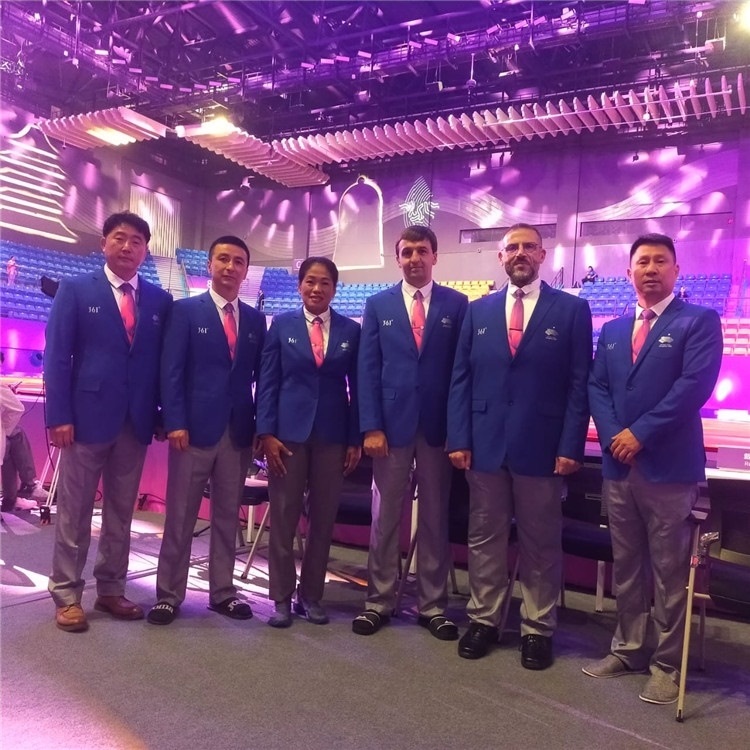 詹多斯·基亞諾夫與各國(guó)裁判員合影(左二)。 受訪(fǎng)者供圖