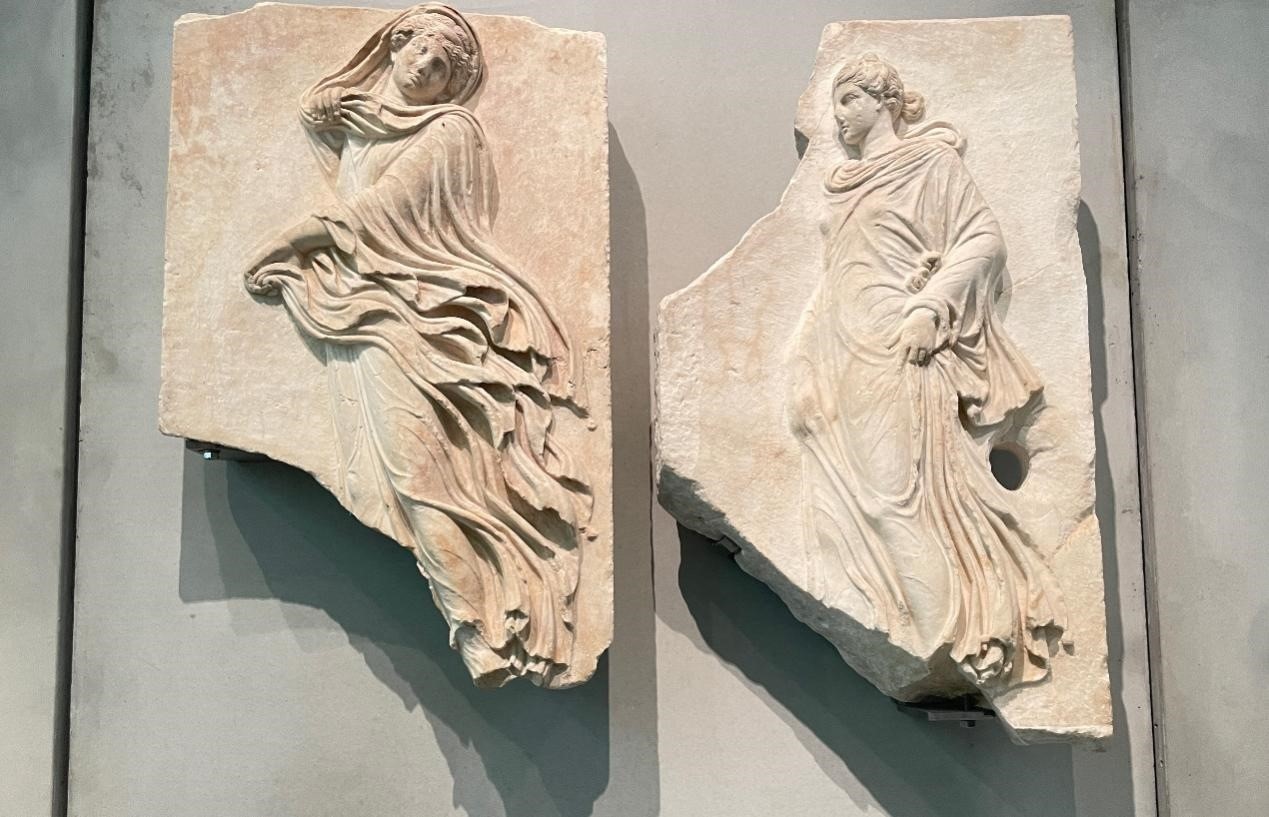 出自酒神劇場(chǎng)的浮雕，刻畫了舞者的形象。人民網(wǎng)記者 郭冠華攝