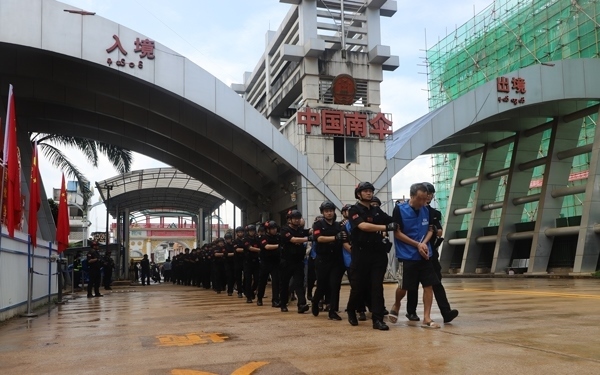 移交現(xiàn)場。公安部供圖