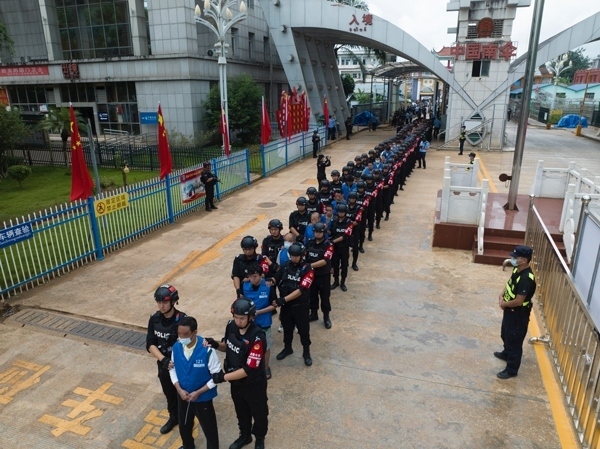 移交現(xiàn)場。公安部供圖