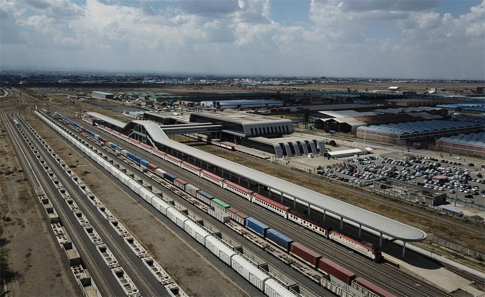 這是在肯尼亞首都內(nèi)羅畢拍攝的蒙內(nèi)鐵路內(nèi)羅畢站（9月20日攝，無人機照片）。新華社記者 韓旭 攝