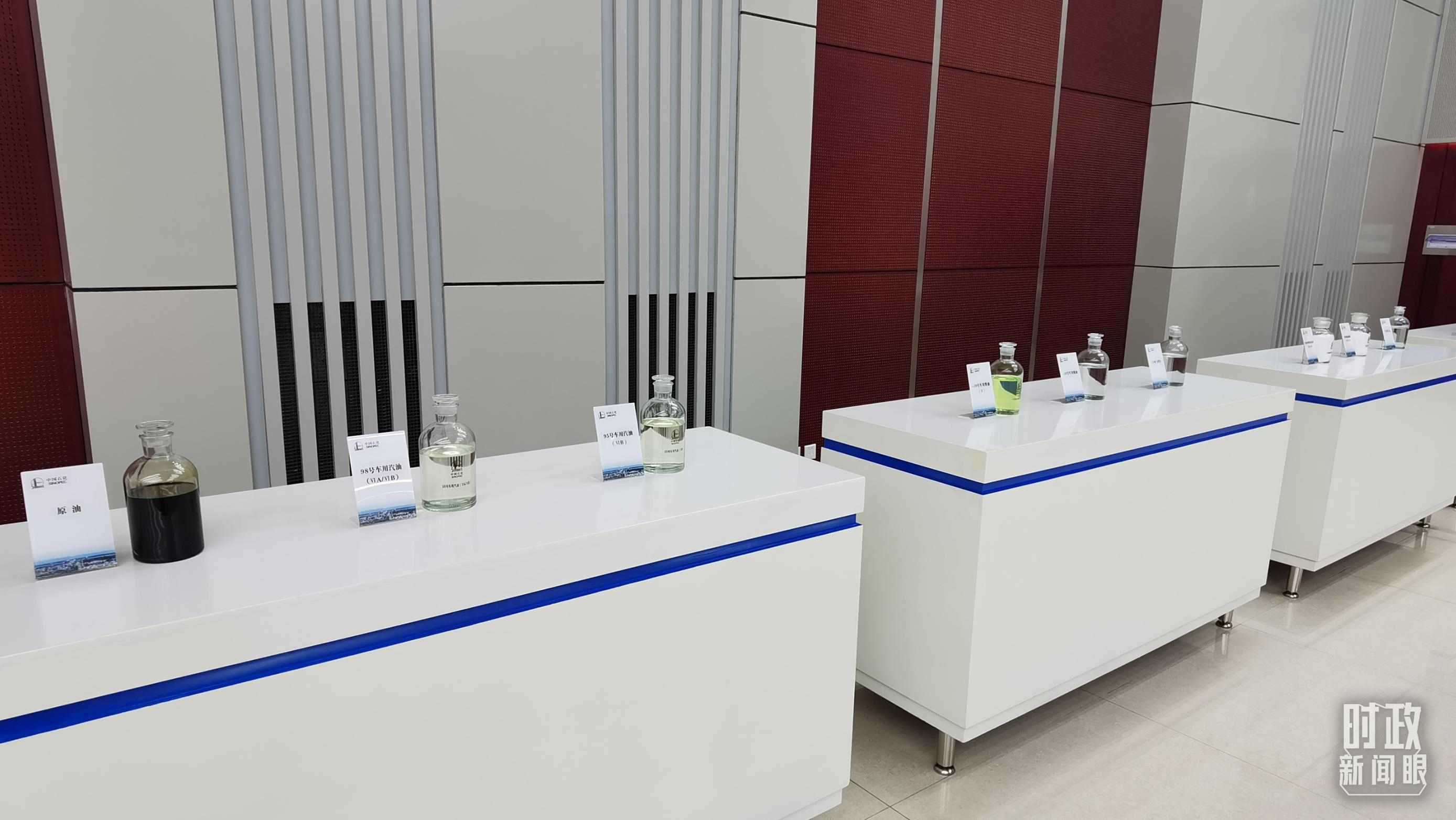 △中國石化九江分公司生產(chǎn)的產(chǎn)品展示。（總臺(tái)央視記者郭鴻拍攝）