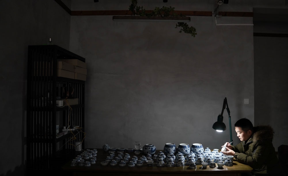 ↑ 2020年12月23日，手工陶瓷制作者在工作室檢測(cè)成品。