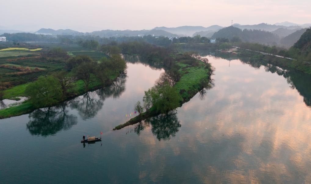2021年3月15日拍攝的婺源月亮灣旅游公園，石門自然村坐落于此。新華社記者 胡晨歡 攝