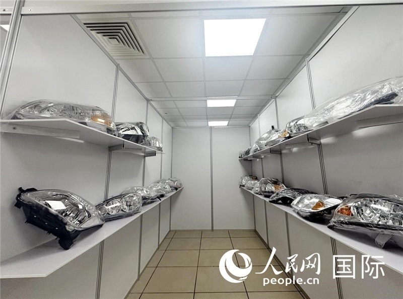 在位于莫斯科格林伍德國際貿(mào)易中心的浙江寧波優(yōu)質(zhì)商品展銷中心內(nèi)，展示著來自浙江寧波慈溪市的汽車配件樣品。人民網(wǎng)記者 申佳平攝