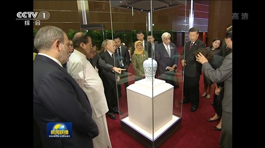 2019年5月15日，中外領(lǐng)導(dǎo)人共同參觀“大美亞細(xì)亞——亞洲文明展”。（視頻截圖）