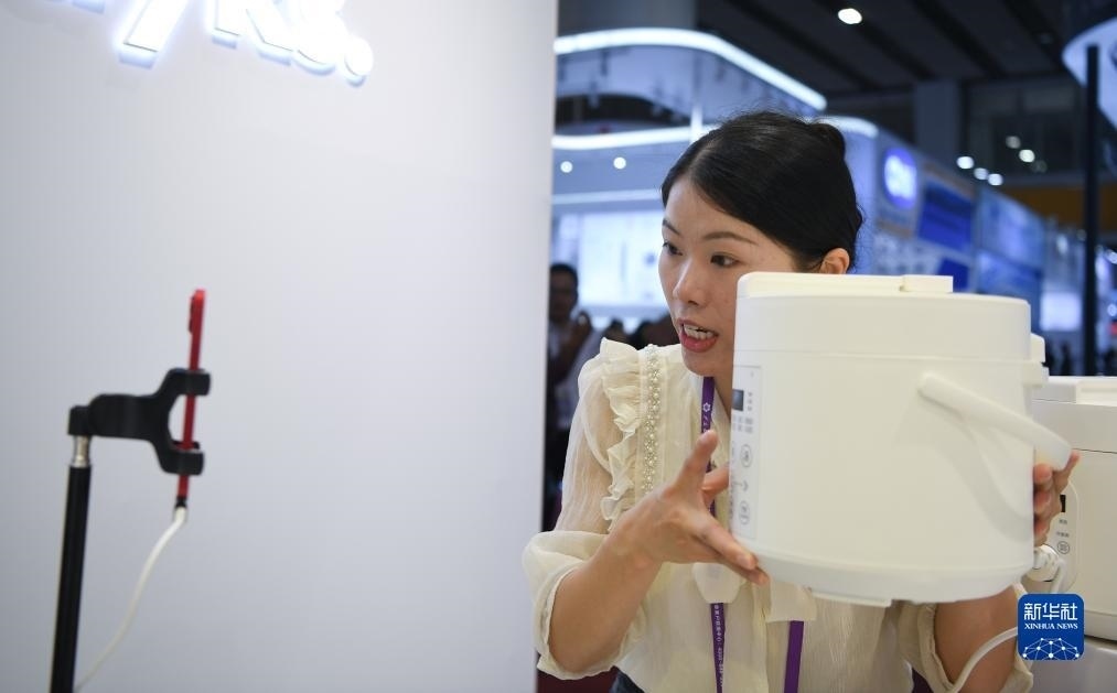 10月15日，參展的工作人員在展臺直播介紹家電產品。新華社記者 鄧華 攝