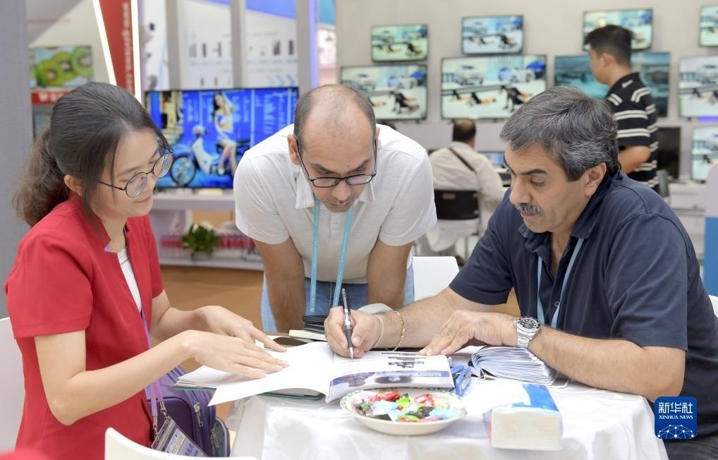 10月15日，客商在廣交會上洽談業(yè)務。新華社記者 盧漢欣 攝