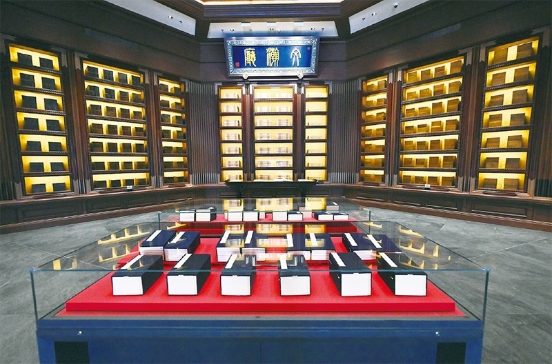 建設(shè)中國(guó)國(guó)家版本館，是以習(xí)近平同志為核心的黨中央作出的重大決策，是文明大國(guó)建設(shè)的基礎(chǔ)工程，是功在當(dāng)代、利在千秋的標(biāo)志性文化工程，充分體現(xiàn)了我們黨傳承發(fā)展中華文化的高度自覺(jué)、汲取歷史智慧更好走向未來(lái)的歷史主動(dòng)。圖為2023年5月拍攝的中國(guó)國(guó)家版本館中央總館文瀚廳。 新華社發(fā)