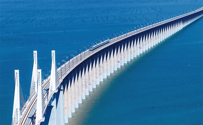 2023年9月28日，中國(guó)首條時(shí)速350公里跨海高鐵——福廈高鐵正式開(kāi)通運(yùn)營(yíng)。圖為一列運(yùn)行試驗(yàn)車組駛過(guò)福廈高鐵湄洲灣跨海大橋（9月19日攝，無(wú)人機(jī)照片）。 新華社記者 魏培全/攝