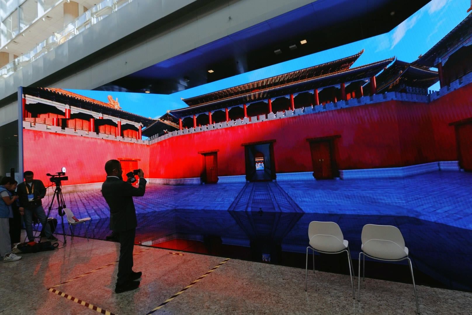 位于新聞中心的科技文化互動展示區(qū)。人民網(wǎng)記者 許維娜攝