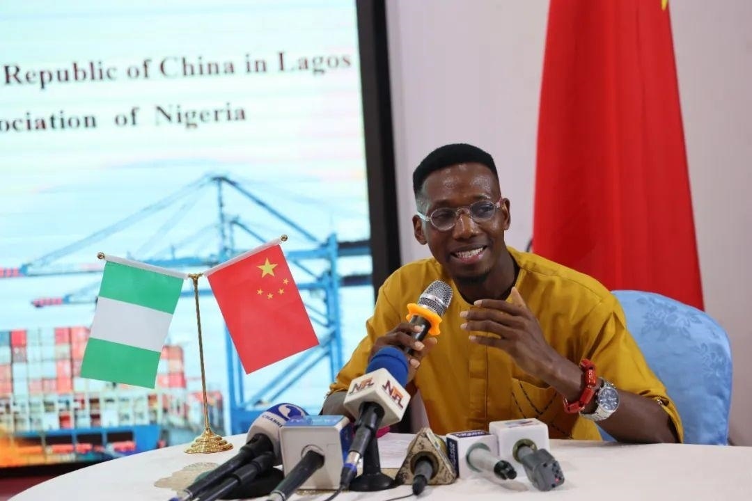 尼日利亞孔子學(xué)院留華同學(xué)會會長吳文仲分享經(jīng)驗(yàn)。駐拉各館總領(lǐng)館供圖