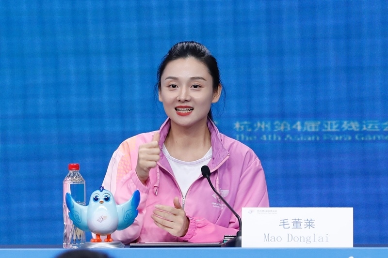 杭州市殘疾人綜合服務中心干事毛董萊介紹成為亞殘運會火炬手的經歷。杭州亞殘組委供圖