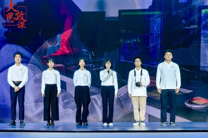 四川大學(xué)三星堆遺址考古隊隊長、考古文博學(xué)院教授黎海超和四川大學(xué)三星堆遺址考古隊隊員們