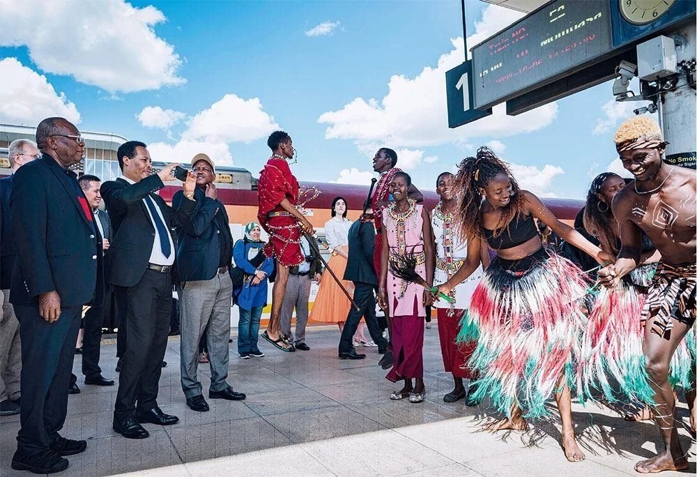 △2023年10月6日，多國駐肯使節(jié)在肯尼亞內(nèi)羅畢的蒙內(nèi)鐵路內(nèi)羅畢站觀看文藝演出。