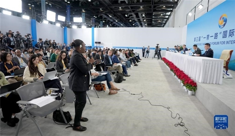 10月16日，第三屆“一帶一路”國際合作高峰論壇新聞中心在北京國家會(huì)議中心舉行首場(chǎng)吹風(fēng)會(huì)，邀請(qǐng)自然資源部國際合作司和相關(guān)單位負(fù)責(zé)人介紹有關(guān)情況，并回答記者提問。新華社記者 王毓國攝