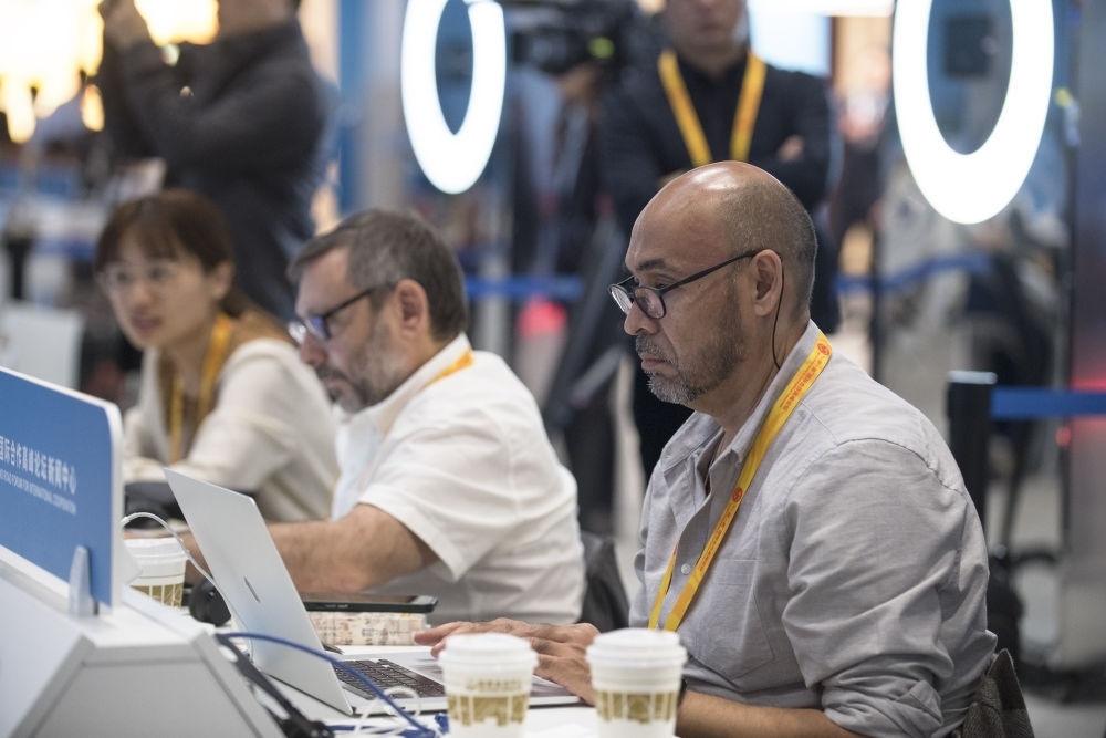 記者在“一帶一路”國(guó)際合作高峰論壇新聞中心工作（2023年10月17日攝）。