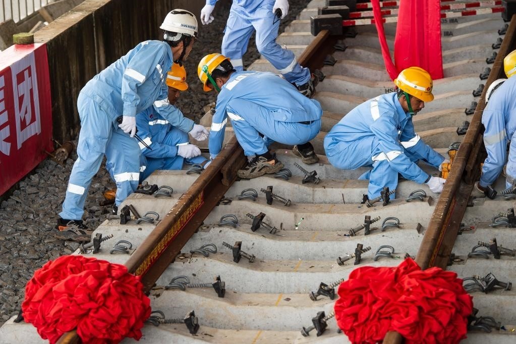 3月31日，在印度尼西亞雅加達(dá)雅萬高鐵哈利姆車站，工人鋪設(shè)雅萬高鐵全線最后一根鋼軌。