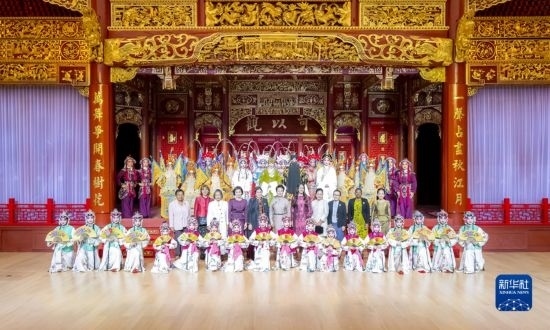  10月18日上午，國(guó)家主席習(xí)近平夫人彭麗媛邀請(qǐng)出席第三屆“一帶一路”國(guó)際合作高峰論壇的外方領(lǐng)導(dǎo)人夫人參觀中國(guó)工藝美術(shù)館（中國(guó)非物質(zhì)文化遺產(chǎn)館）。這是彭麗媛同外方領(lǐng)導(dǎo)人夫人與文藝演出演職人員合影。新華社記者 丁林 攝