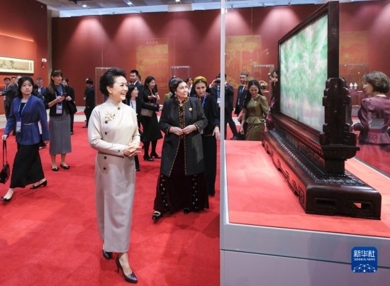  10月18日上午，國(guó)家主席習(xí)近平夫人彭麗媛邀請(qǐng)出席第三屆“一帶一路”國(guó)際合作高峰論壇的外方領(lǐng)導(dǎo)人夫人參觀中國(guó)工藝美術(shù)館（中國(guó)非物質(zhì)文化遺產(chǎn)館）。這是彭麗媛同外方領(lǐng)導(dǎo)人夫人參觀展品。新華社記者 丁林 攝