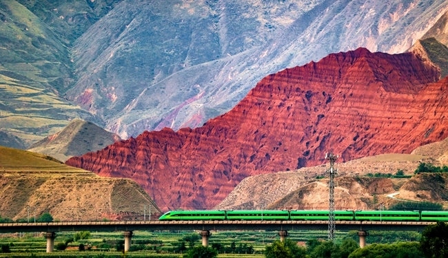 穿越丹霞地貌的火車。蘭州局集團公司融媒體中心供圖