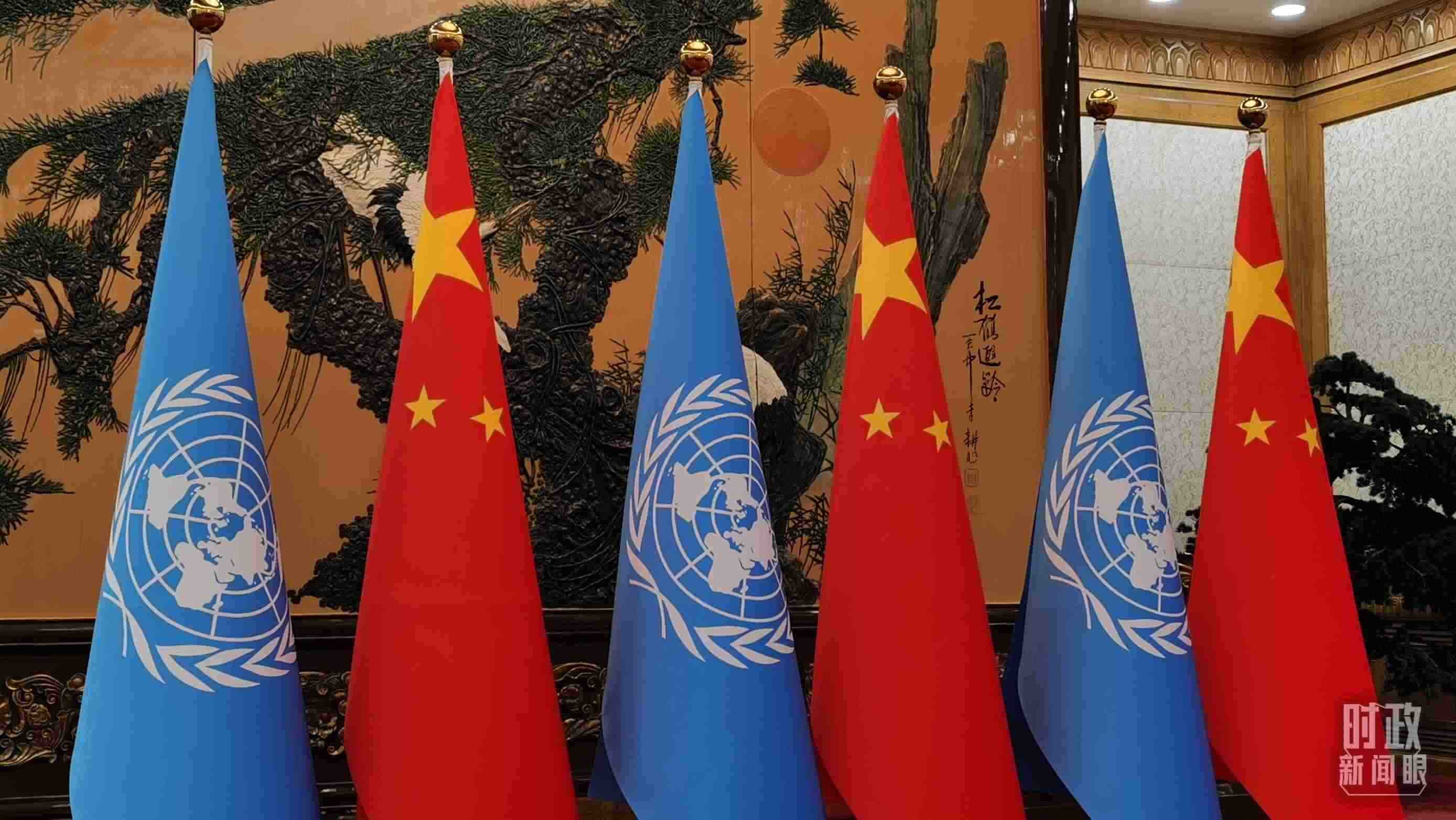 △會(huì)見(jiàn)現(xiàn)場(chǎng)的中國(guó)國(guó)旗和聯(lián)合國(guó)旗。（總臺(tái)央視記者郭鴻拍攝）