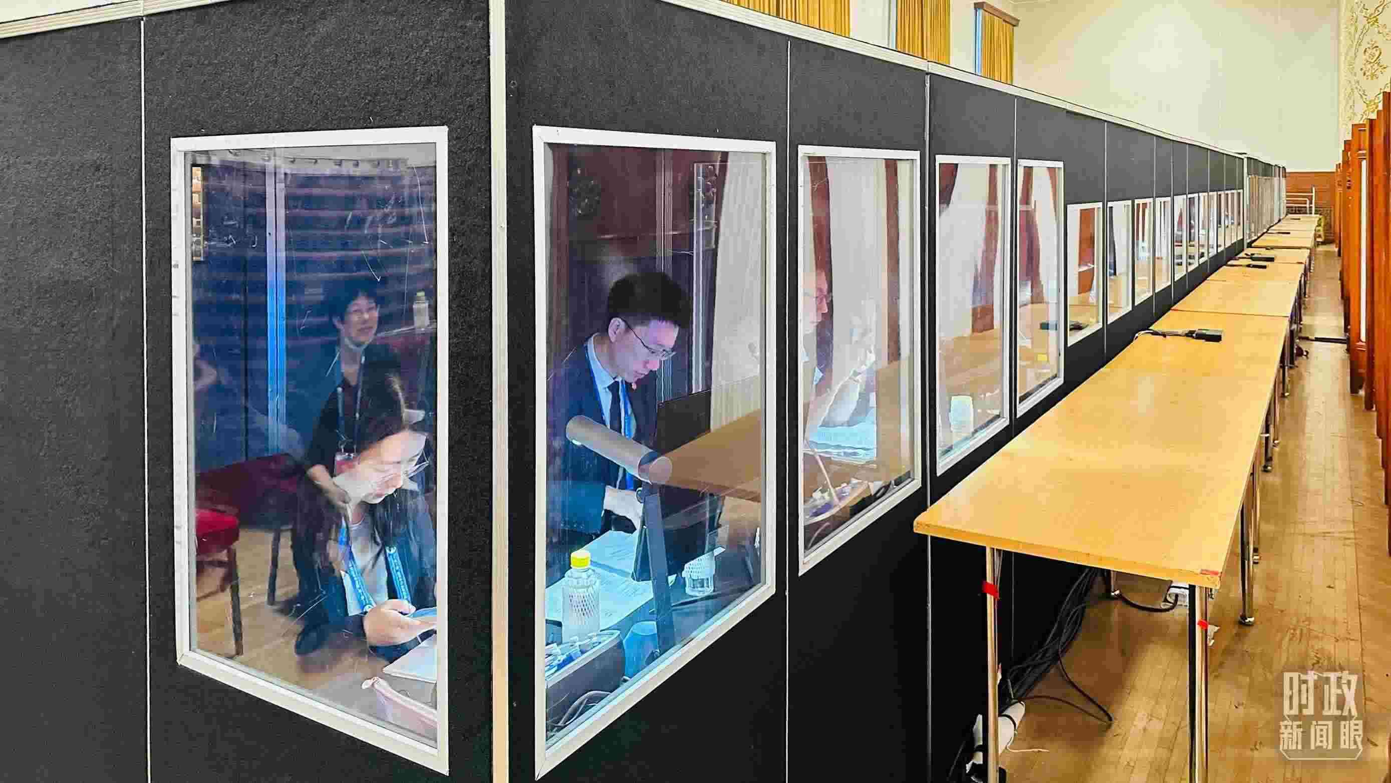 △開(kāi)幕式現(xiàn)場(chǎng)的多語(yǔ)種同傳間。（總臺(tái)國(guó)廣記者時(shí)冉拍攝）