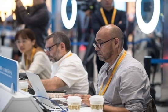 10月17日，記者在“一帶一路”國際合作高峰論壇新聞中心工作。新華社記者 張豪夫 攝