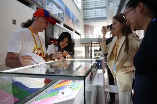 10月16日，參會記者在“一帶一路”國際合作高峰論壇新聞中心參觀展示的中國非物質(zhì)文化遺產(chǎn)展品。新華社記者 陳斌 攝