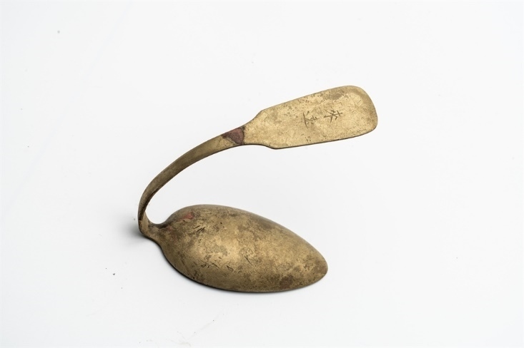 鏨刻“來遠”的湯勺。國家文物局供圖