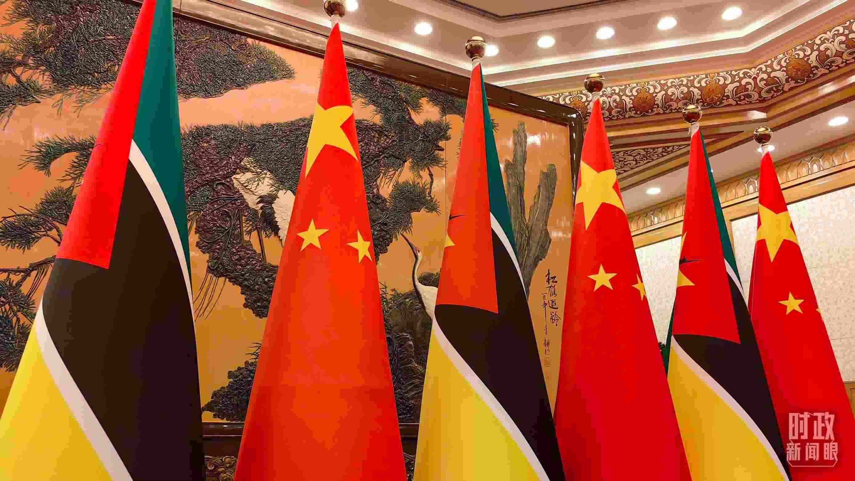△會(huì)見現(xiàn)場(chǎng)，中國(guó)、莫桑比克兩國(guó)國(guó)旗。（總臺(tái)央廣記者潘毅拍攝）