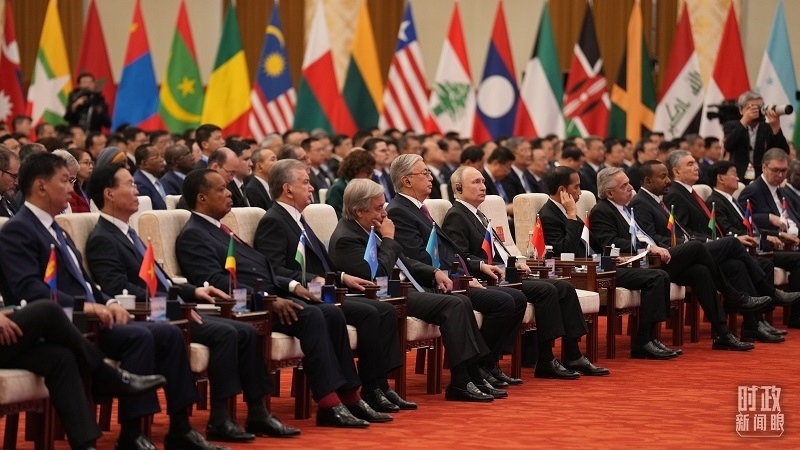 △18日上午，外方領(lǐng)導(dǎo)人在開幕式上聆聽習(xí)近平主席主旨演講。（總臺(tái)國(guó)廣記者李晉拍攝）