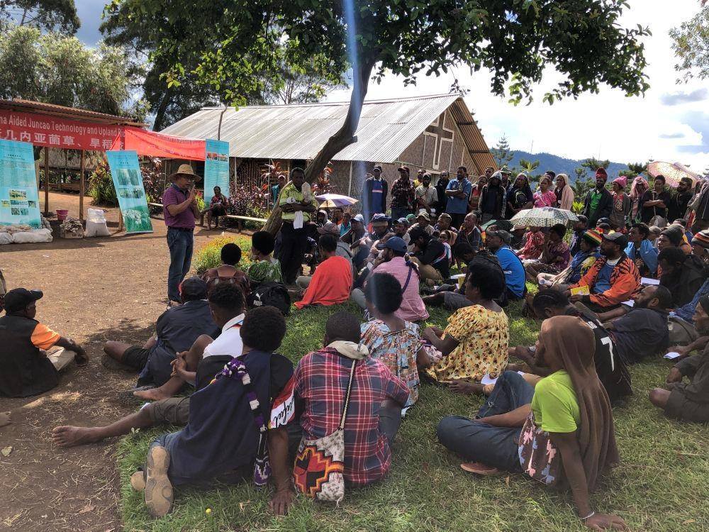 △2020年12月15日，中國專家在巴布亞新幾內(nèi)亞東高地省中國援助巴新菌草和旱稻技術項目第9期培訓班上授課。