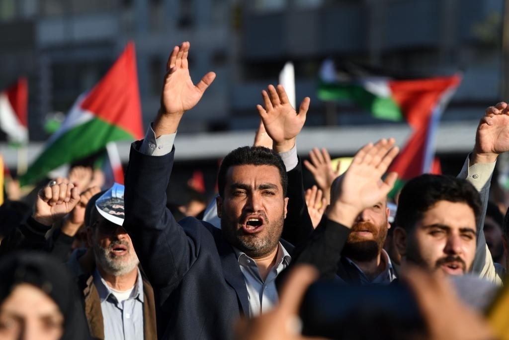 10月18日，人們?cè)谝晾实潞谔m舉行集會(huì)。當(dāng)日，突尼斯、土耳其、伊朗等多國(guó)民眾舉行集會(huì)，表達(dá)對(duì)巴勒斯坦人民的支持，并譴責(zé)針對(duì)加沙城醫(yī)院的襲擊。新華社記者 沙達(dá)提 攝