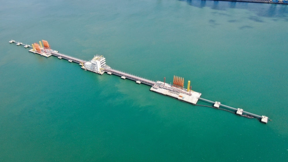 這是肯尼亞蒙巴薩油碼頭（2023年9月20日攝，無人機(jī)照片）。新華社發(fā)（中國(guó)交通建設(shè)股份有限公司肯尼亞蒙巴薩新建油碼頭項(xiàng)目部供圖）